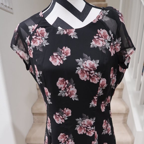 Short sleeve Floral Dress - Picture 2 of 7